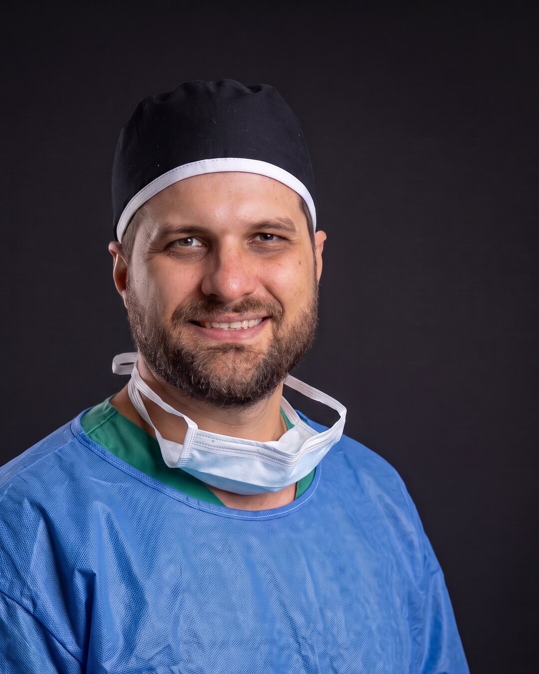 Dr. Rafael Kulka paramentado no centro cirúrgico